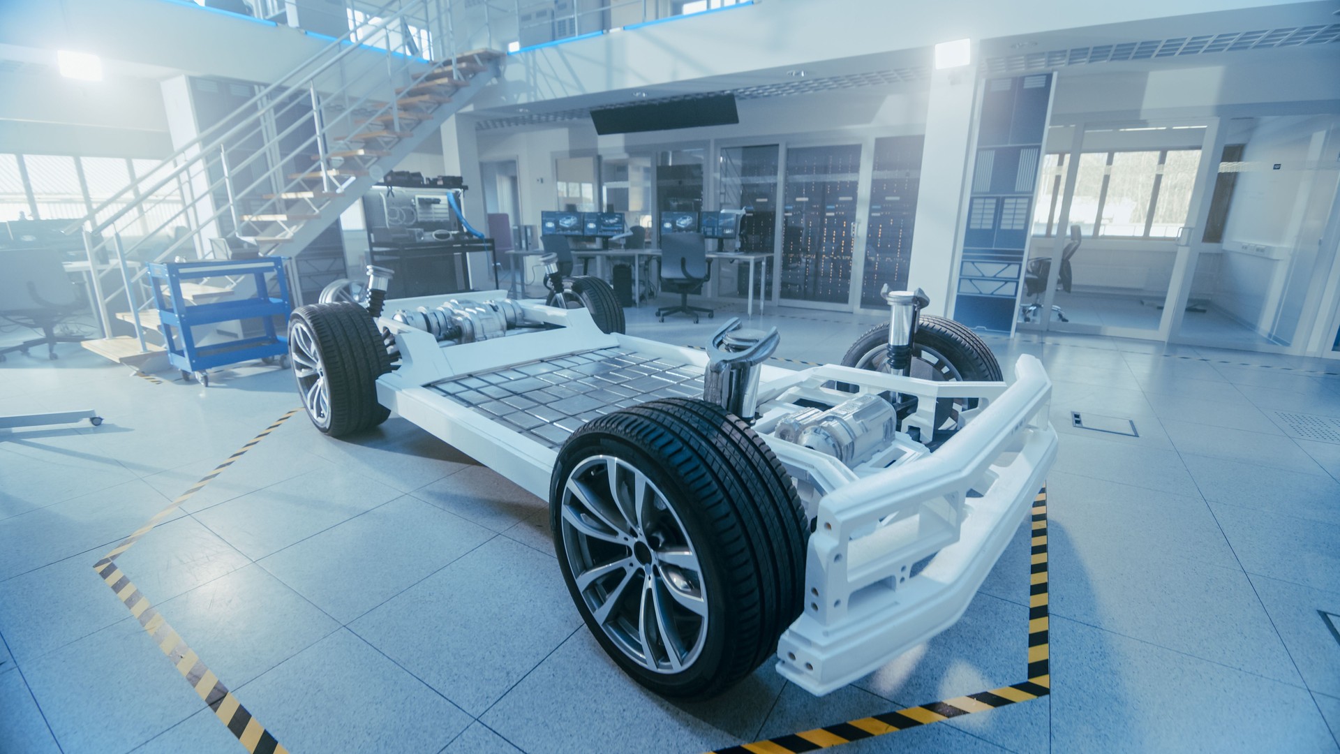 Konzept der Authentischen Elektroauto-Plattform Chassis Prototyp Standing in High Tech Industrial Machinery Design Laboratory. Hybrid-Rahmen gehören Reifen, Hängeauflage, Motor und Batterie.