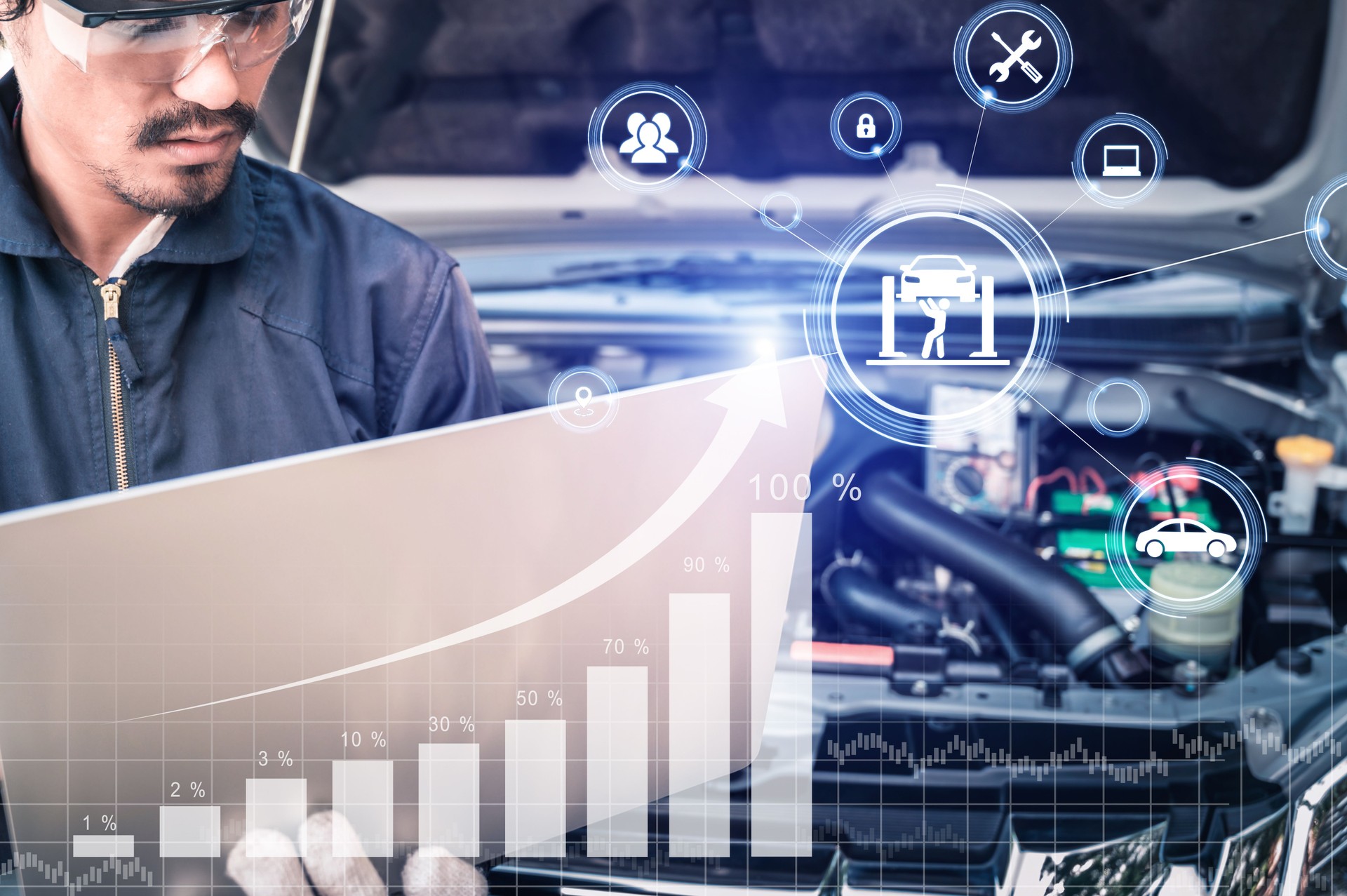 Das abstrakte Bild des Mechanikers zeigt auf das Hologramm auf seinem Computer und verschwommenen Auto-Motorraum ist Hintergrund. das Konzept der Kommunikation, des Netzwerks, der Versicherung, des Finanzwesens und des Internets.